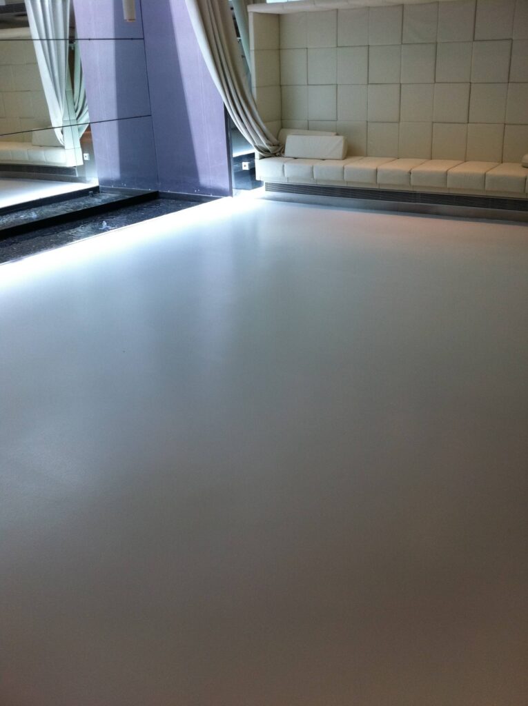 Descubre las ventajas del pavimento continuo interior en base de cemento. Blog de Molins.