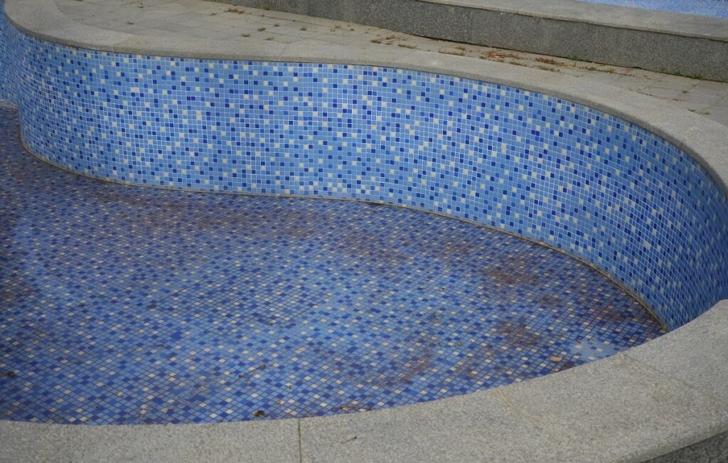 We explain everything about water leaks in concrete pools.