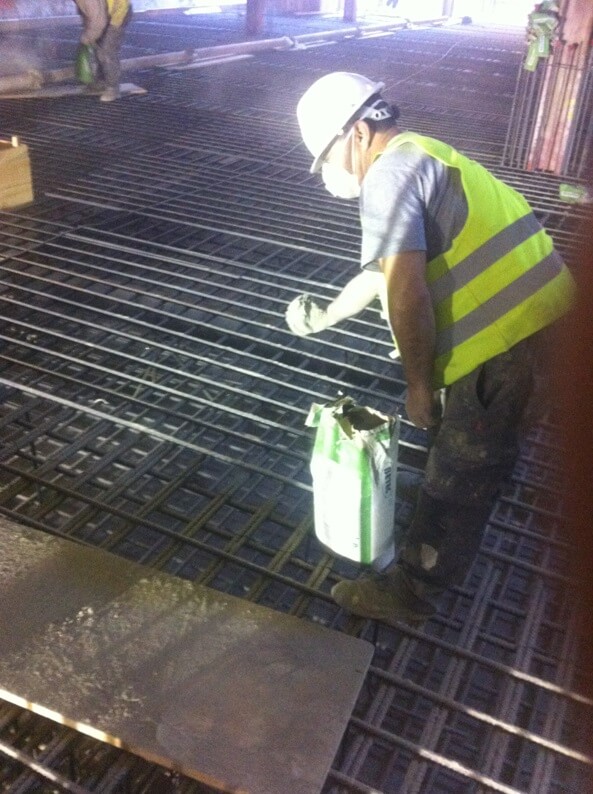 Waterproofing below the water table: dusting with PROPAM CRISTAL.